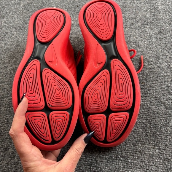 NIKE Men’s Red Lunacharge Training Shoes Athletic Sneakers size: 10 - Picture 4 of 9